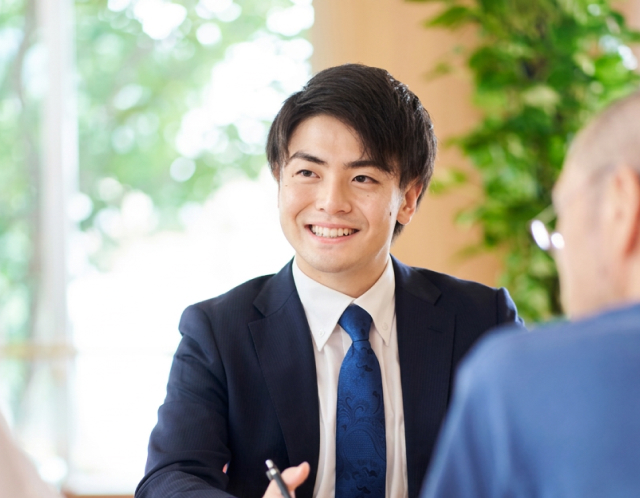 担当者が笑顔で相談に応じている様子